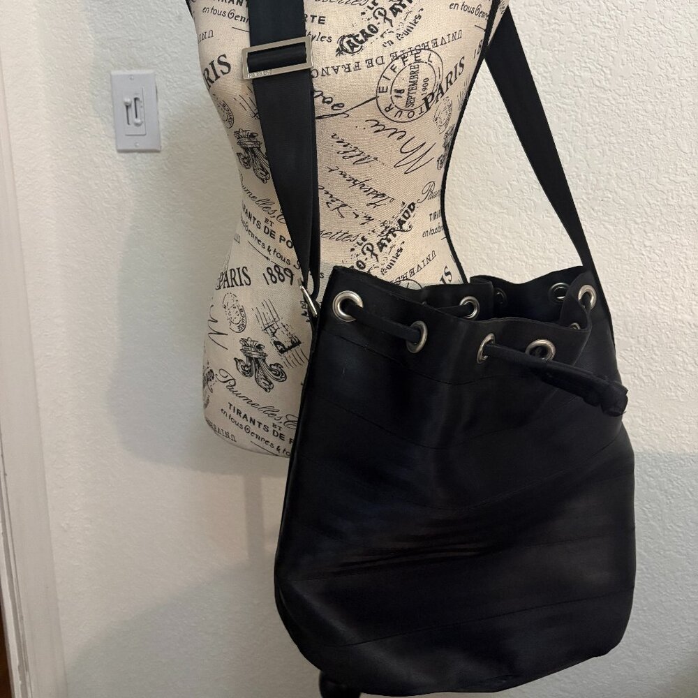 HARVEYS SEATBELT BAG - Black, Large Drawstring Bucket Bag